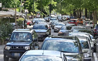 Traffico intenso nel primo week end in zona gialla, Torino, 2 maggio 2021 ANSA/ALESSANDRO DI MARCO