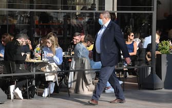 People have lunch  in a restaurant overlooking Cathedral Square in Milan, Italy, 12 November 2021. The weekly incidence at the national level continues to increase: 78 per 100 thousand inhabitants compared to 53 per 100 thousand inhabitants last week. ANSA/DANIEL DAL ZENNARO 