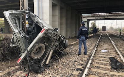 Parma, pulmino precipita dall’A15 sulla ferrovia: morto un giovane