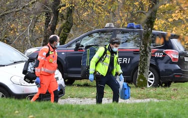 I sanitari sul luogo in cui stamattina un pensionato di 71 anni ha ucciso la moglie e poi ha tentato il suicidio a Monetese in provincia di Modena, 18 Novembre 2021. ANSA /ELISABETTA BARACCHI
