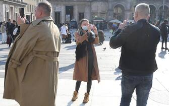 Tourists take photos in the Cathedral Square in Milan, Italy, 12 November 2021. The weekly incidence at the national level continues to increase: 78 per 100 thousand inhabitants compared to 53 per 100 thousand inhabitants last week. ANSA/DANIEL DAL ZENNARO 