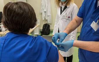 Milano. Vaccini Covid Terza Dose ed vaccino antiinfluenzale all Ospedale San Carlo Milano. Vaccini Covid Terza Dose ed vaccino antiinfluenzale all Ospedale San Carlo (Morimondo - 2021-11-18, Carlo Cozzoli) p.s. la foto e' utilizzabile nel rispetto del contesto in cui e' stata scattata, e senza intento diffamatorio del decoro delle persone rappresentate