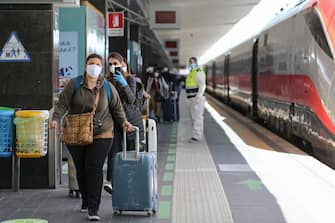 NAPOLI, ITALY - 2020/05/04: People, with masks, at the Naples railway station coming from Milan, who moved after the easing of the restrictive measures of the Italian Government against the infection by Coronavirus Covid-19. (Photo by Marco Cantile/LightRocket via Getty Images)