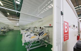 preparazione delle  terapie intensive per i malati di Covid 19 allÕospedale da campo fiera da Bergamo, 2 novembre 2020. Ansa Filippo Venezia