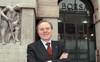 Ennio Doris davanti alla Borsa di Milano