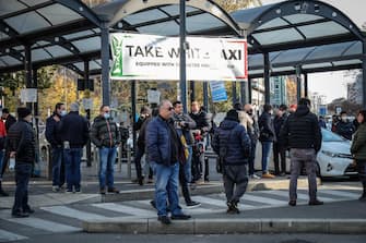 Sciopero dei taxi e qualche disagio per i passeggeri davanti alla Stazione Centrale, Milano, 24 Novembre 2021.
ANSA/MATTEO CORNER