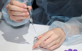 Preparation vaccin Covid (seringue et dose) Flacon de vaccin Covid-19 (Pfizer, BioNTech), Centre de Vaccination du Theatre de Verdure, Nice FRANCE - 22/11/2021