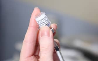 Preparation vaccin Covid (seringue et dose) Flacon de vaccin Covid-19 (Pfizer, BioNTech), Centre de Vaccination du Theatre de Verdure, Nice FRANCE - 22/11/2021