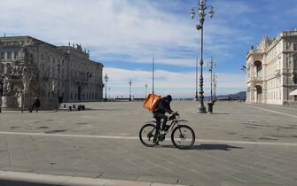 Una piazza quasi vuota a Trieste