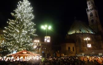 Un momento dell'inaugurazione del mercatino di Natale a Bolzano a Piazza Walther, 29 novembre 2012. ANSA/WALLISCH