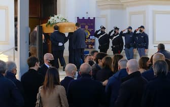 Il feretro di Ennio Doris all'ingresso in chiesa per i funerali
