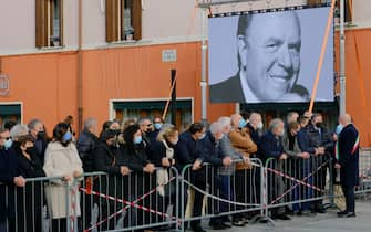 Gente fuori dalla chiesa ai funerali di Ennio Doris