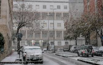 Palazzo di Giustizia imbiancato dalla nevicata a Nuoro, 29 novembre 2021.
ANSA/ Per gentile concessione di Giulia Lai EDITORIAL USE ONLY NO SALES