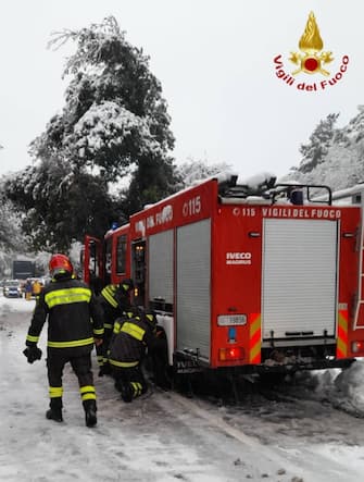 vigili del fuoco in azione per la neve in Sardegna