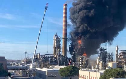 Livorno, esplosione e incendio alla raffineria Eni. VIDEO