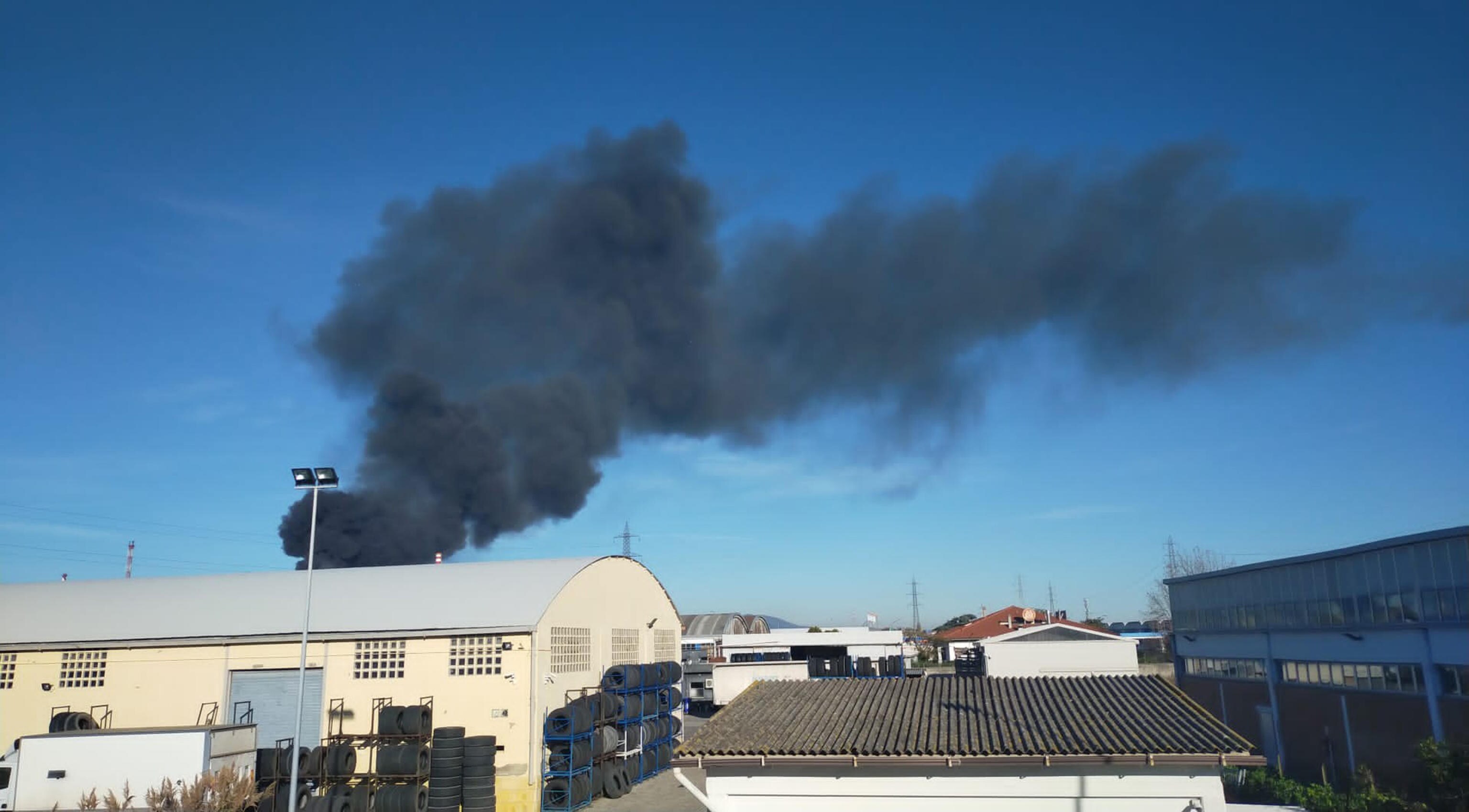 livorno esplosione e incendio alla raffineria eni sky tg24