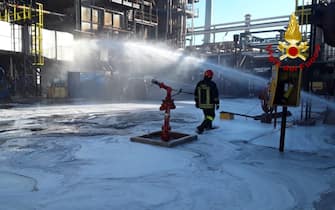 pompieri all'opera per spegnere incendio in raffineria a Collesalvetti, Livorno