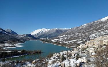 La neve, caduta copiosa in nottata, che ha ricoperto Barrea (L'Aquila), 30 novembre 2021.
ANSA/BRUNO CELIDONIO