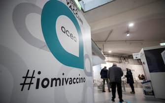 Terza dose di vaccino nell'hub vaccinale di Acea a Roma, 26 novembre 2021. In Italia si fa strada l'ok dell'Aifa al vaccino Pfizer-BioNtech per i bambini tra i 5 e gli 11 anni approvato dall'Ema e la raccomandazione della terza dose agli over 18. ANSA/MASSIMO PERCOSSI