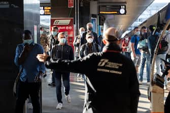 Passengers at Central Station to catch a train after the reopening of regional borders amid an easing of restrictions during Phase 2 of the coronavirus emergency, Roma, 3 June 2020. ANSA/MASSIMOPERCOSSI