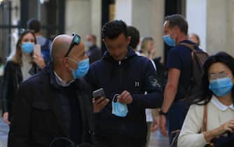 Agenti della Polizia locale invitano i cittadini a rispettare l' obbligo di  indossare la mascherina contro il Covid, Milano, 08 ottobre 2020,Ansa / Paolo Salmoirago