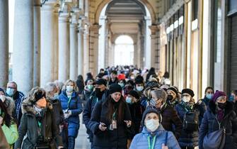 Folla con e senza mascherina sotto i portici di via Roma. Torino 03 dicembre 2021 ANSA/TINO ROMANO