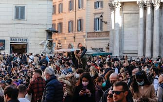 Folla Fontana di Trevi, Roma, 20 Novembre 2021. ANSA/GIUSEPPE LAMI

