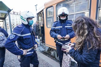 Agento della Poilzia Locale effettuano controlli a campione sui mezzi pubblici dei green pass  Torino 06 dicembre 2021 ANSA/TINO ROMANO
