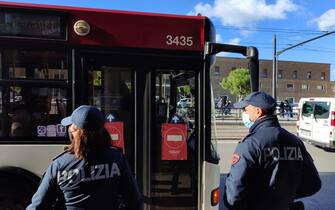 Altre foto controlli della polizia di Stato green pass a Firenze pressi stazione Smn