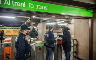 Milano. Super Green Pass Metropolitana Controlli da parte della Polizia e ATM alla stazione Lanza (Milano - 2021-12-06, Carlo Cozzoli) p.s. la foto e' utilizzabile nel rispetto del contesto in cui e' stata scattata, e senza intento diffamatorio del decoro delle persone rappresentate