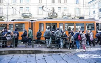 Bus pieni di studenti durante l'ora di punta. Torino 06 dicembre 2021 ANSA/TINO ROMANO
