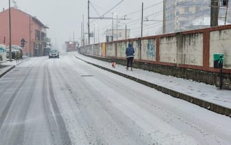 Primi fiocchi di neve a Torino. Torino 08 dicembre 2021 ANSA/TINO ROMANO