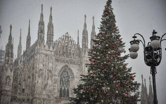 A snow covered street after the first snow that fell abundantly in Duomo square in Milan, Italy, 08 December 2021. ANSA/MATTEO CORNER