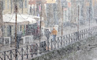 A snow covered street after the first snow that fell abundantly in Navigli district  in Milan, Italy, 08 December 2021. 
ANSA / PAOLO SALMOIRAGO