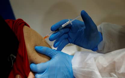Dentista con il braccio di silicone: “Mi sono vaccinato"