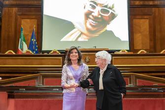 "E un'emozione e un onore, che devo dire, mi fa molto piacere". Con queste poche parole, accompagnate da un gran sorriso, Lina Wertmuller, nell'aula del Senato, ringrazia per il premio "Genio ed Eccellenza Italiana nel Mondo" ricevuto durante il sesto appuntamento di Senato&Cultura. A consegnarlo alla cineasta, che il 27 ottobre riceverà a Los Angeles dall'Academy l'Oscar alla carriera, è il presidente di Palazzo Madama, Maria Elisabetta Alberti Casellati. Roma, 6 luglio 2019. ANSA/ UFFICIO STAMPA SENATO  +++ ANSA PROVIDES ACCESS TO THIS HANDOUT PHOTO TO BE USED SOLELY TO ILLUSTRATE NEWS REPORTING OR COMMENTARY ON THE FACTS OR EVENTS DEPICTED IN THIS IMAGE; NO ARCHIVING; NO LICENSING +++ 