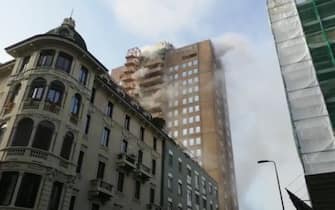 L'incendio nell'ex hotel Covid di Milano