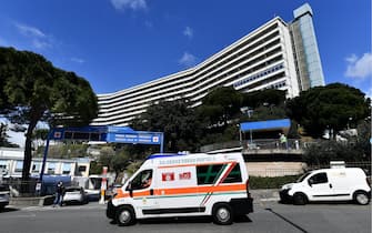 Ambulanza vicino a un ospedale a Genova