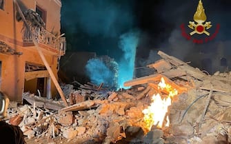 Le fiamme dopo l'esplosione di una palazzina a Ravanusa