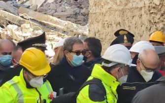 Il presidente della Regione Nello Musumeci sul luogo dell'esplosione a Ravanusa, 12 dicembre 2021.
ANSA/Lara Sirignano