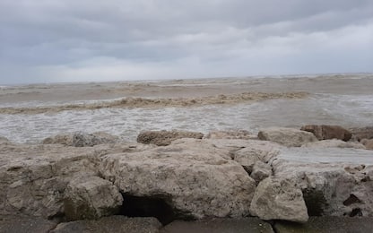 Maltempo in Lazio, cumuli di rifiuti dopo la mareggiata a Fiumicino