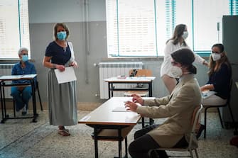 L'attesa di studenti e professori in un liceo di Napoli per le prove della maturita' 2020, 17 giugno 2020. ANSA/CESARE ABBATE