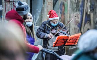 Musicista di strada a Torino durante il periodo natalizio