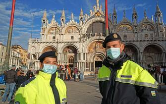 Due agenti di Polizia Municipale in servizio in piazza San Marco, indossando la mascherina di protezione, obbligatoria per tutti a San Marco a partire da oggi, 3 dicembre 2021. ANSA/ANDREA MEROLA                               