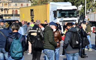 Employees of the harbour terminal Psa of Genoa Prà outside the gates of the terminal from the 6 of this morning in order to protest peacefully against the obligation of presentation of the Covid green pass, 15 November 2021. ANSA/LUCA ZENNAR