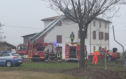 Modena, ultraleggero contro tetto di una casa disabitata: morto pilota