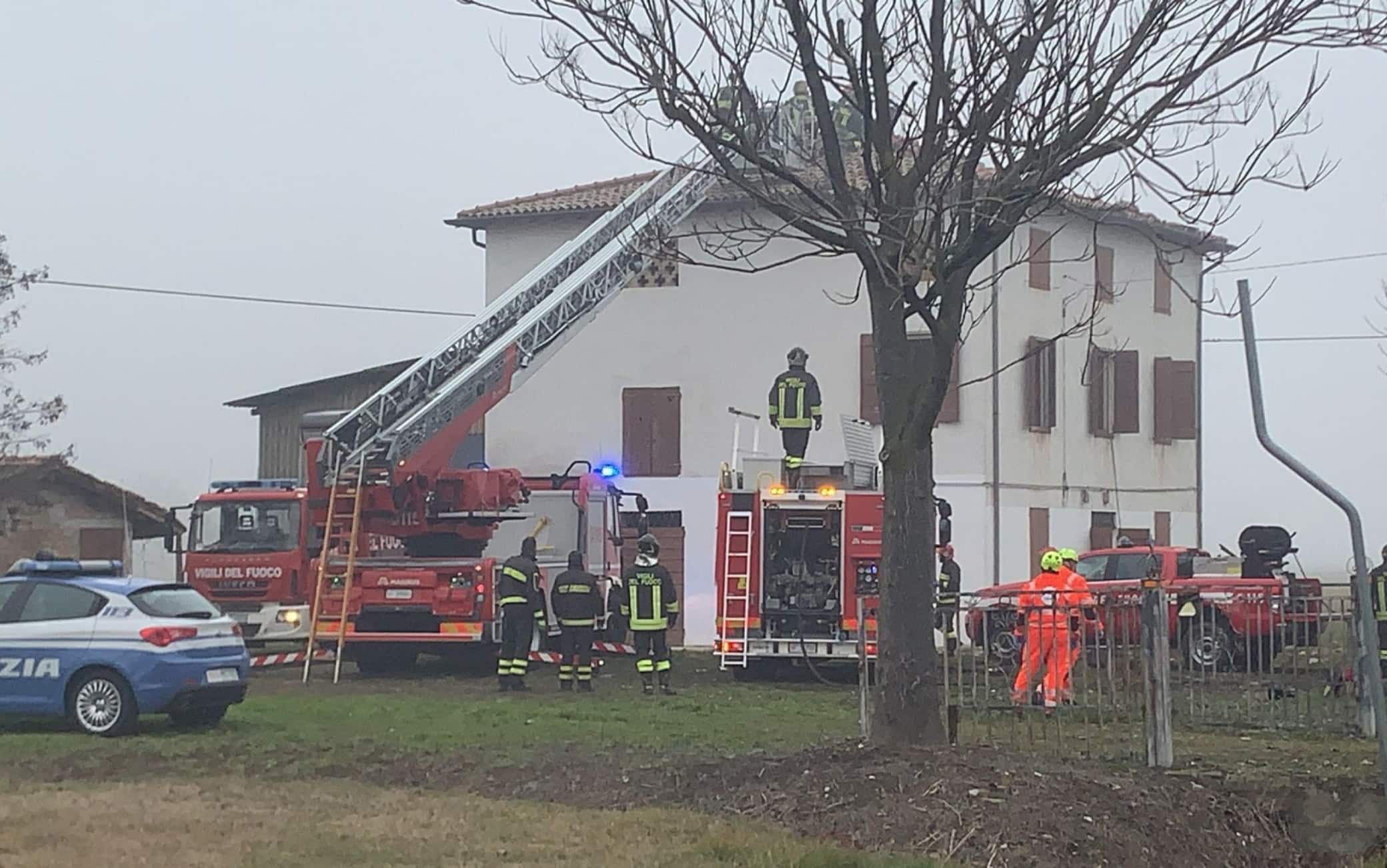La prima immagine dell'incidente in cui un ultraleggero si è schiantato sul tetto di una casa vicino a Modena