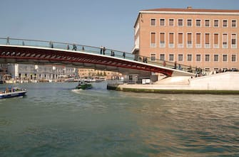 Constitution Bridge, Grand Canal, VeniceItaly, Architect: Santiago Calatrava, 2008, Constitution Bridge, Canal Grande, Santiago Calatrava, Venice, Italy, 2008, Partial Elevation With Laguna (Photo by View Pictures/Universal Images Group via Getty Images)