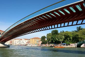 Santiago Calatrava bridge. Venice. Veneto. Italy. (Photo by: Eddy Buttarelli/REDA&CO/Universal Images Group via Getty Images)