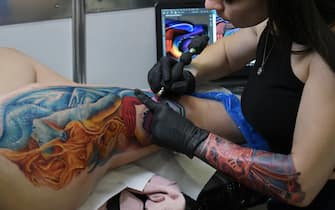 Milan,Italy Milano TATTOO CONVENTION 2020
Esibizione di artisti internazionali del tatuaggio con momenti della creazione del singolo tatuaggio.
Nella foto:tatuatore alla creazione del tatuaggio